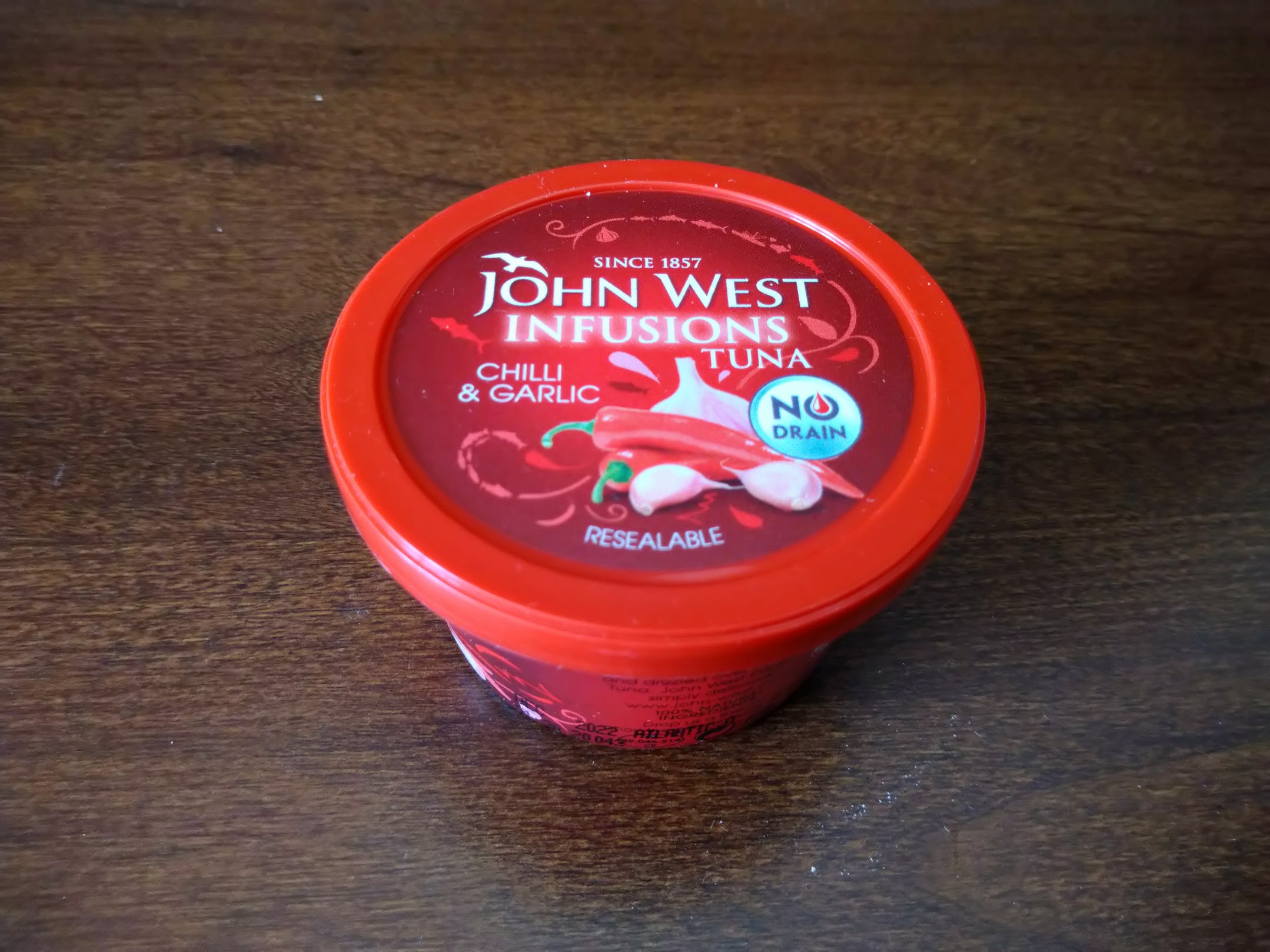 イギリス ツナ缶 JOHN WEST INFUSIONS TUNA Chilli & Garlic かもめらいおん