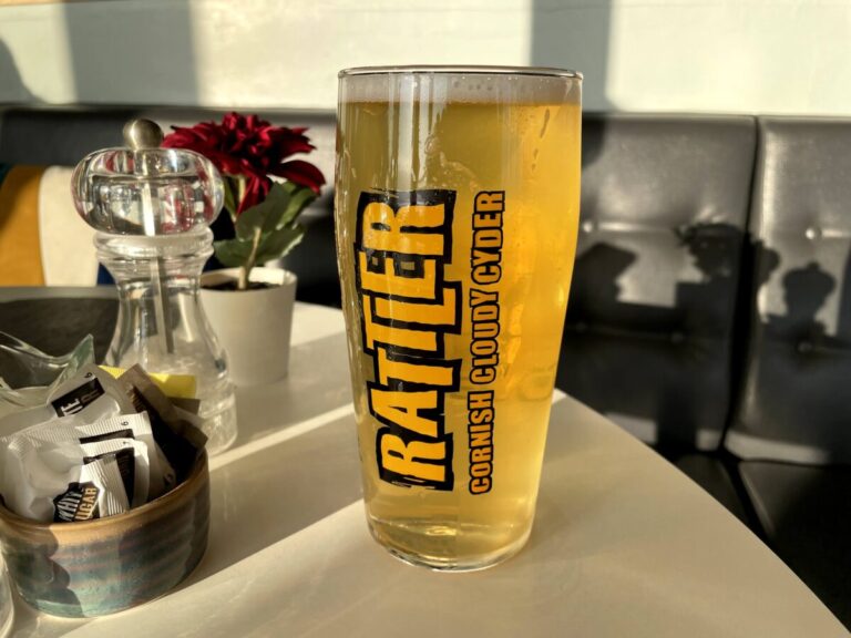 イギリス【外食】 コーニッシュサイダー（ビール？） Rattler Cornish cloudy cider かもめらいおん 絵空事