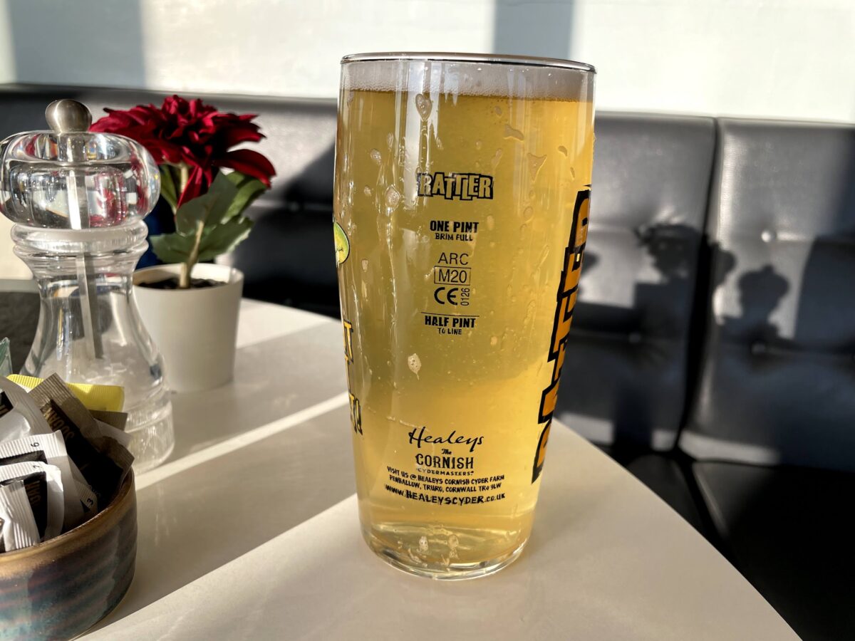 イギリス【外食】 コーニッシュサイダー（ビール？） Rattler Cornish cloudy cider かもめらいおん 絵空事