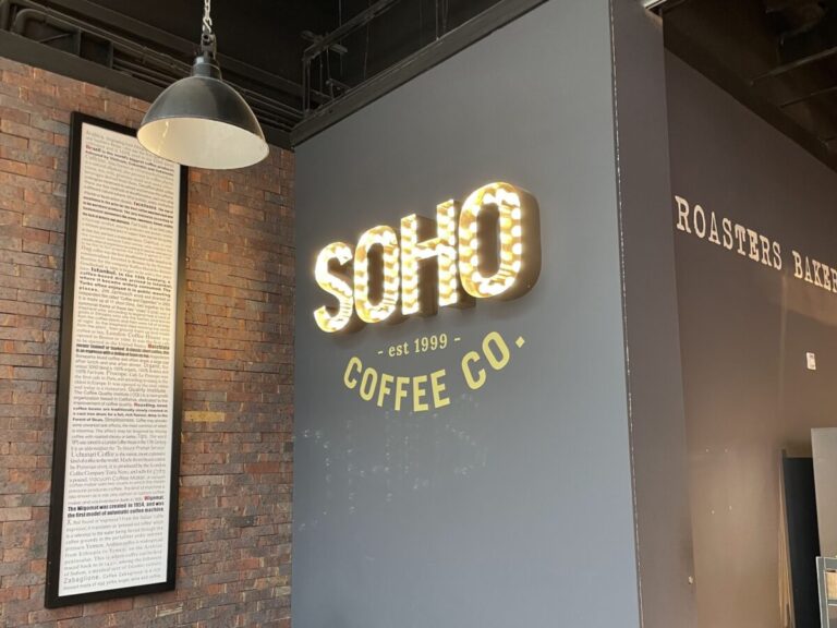 イギリス【カフェ】 ソーホーコーヒー SOHO Coffee Co. かもめらいおん 絵空事
